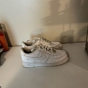 Gently worn white air forces. Could probably be cleaned more.